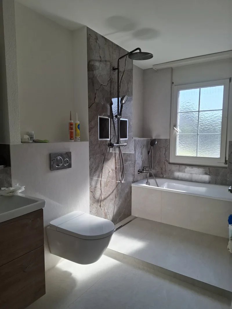 Badezimmer mit Badewanne und Dusche während der Fertigstellung