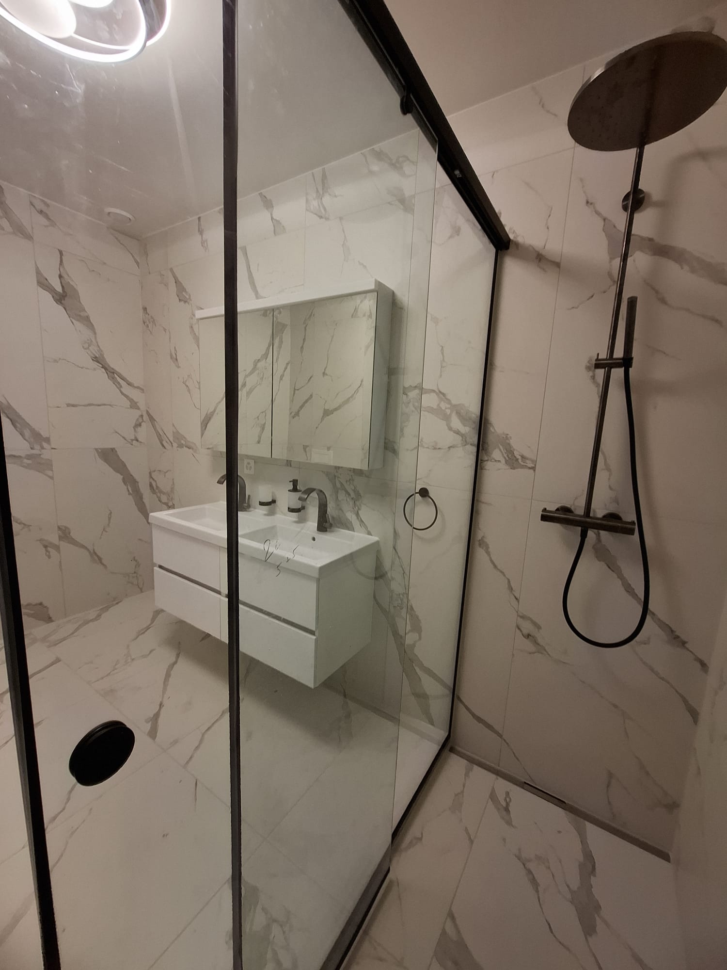 Realisierte grosszügige Glasdusche mit Regenduschkopf