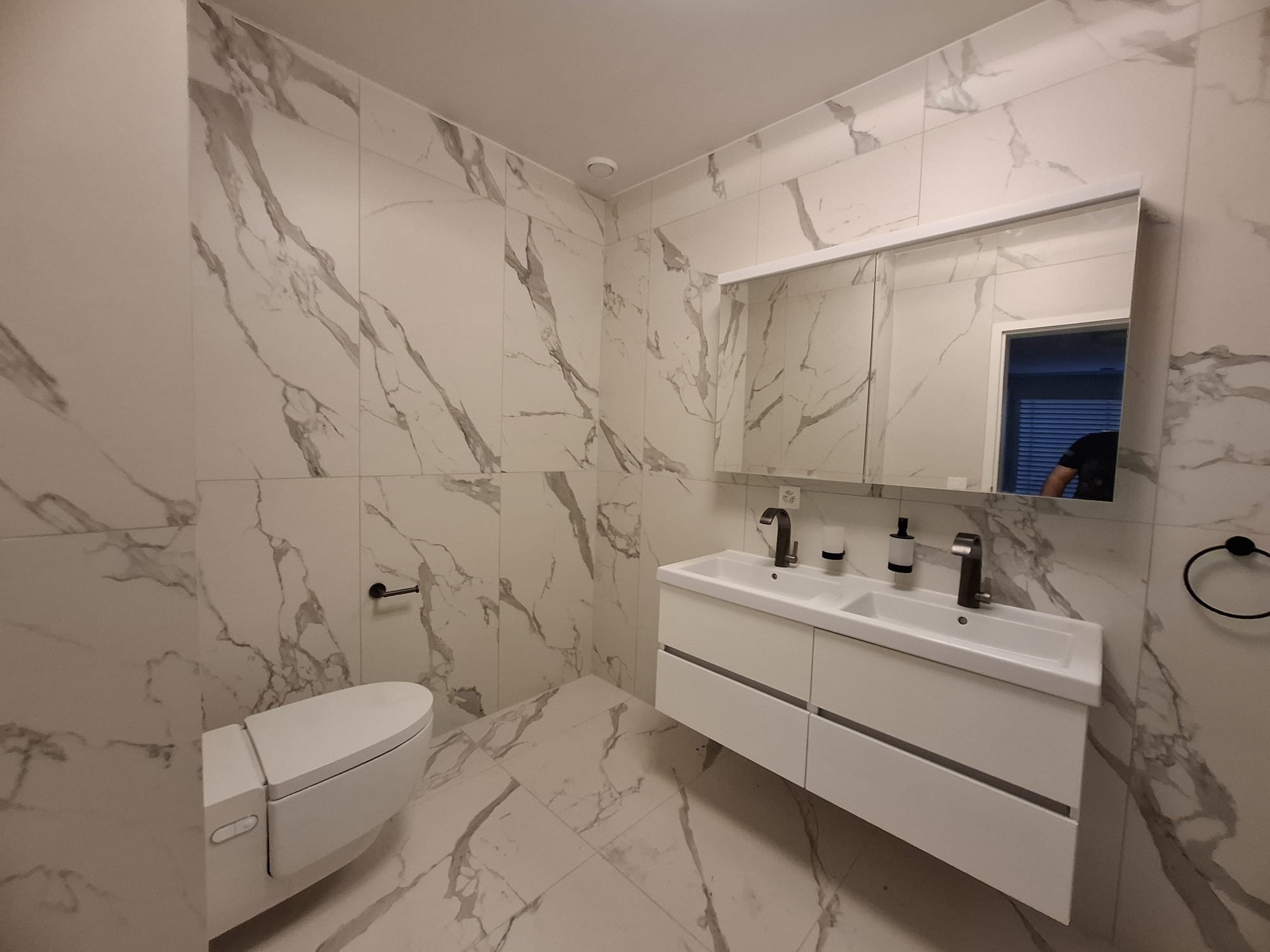 Komplett umgebautes Badezimmer in Baden mit Doppelwaschtisch, WC und grossformatigen Platten
